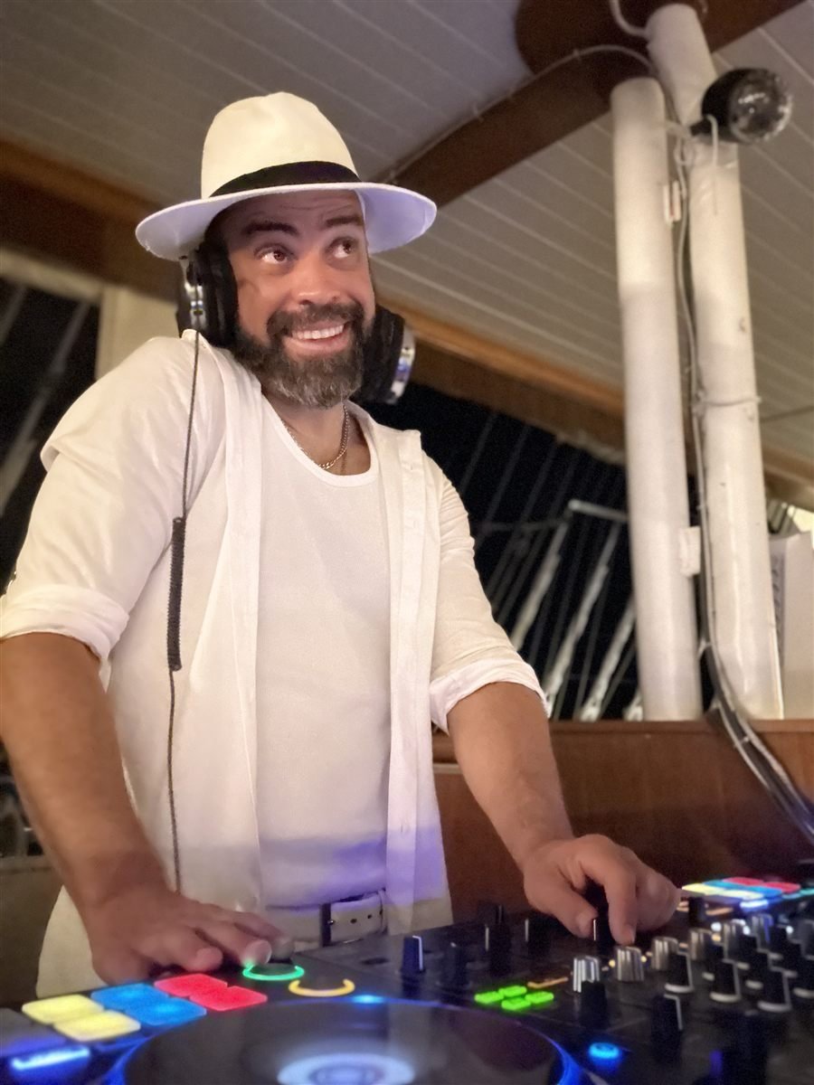 Guga Brasa ao comando da mesa de DJ num evento